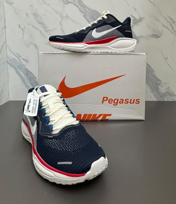 Nike Pegasus Premium Sports Running Shoe - Image 3